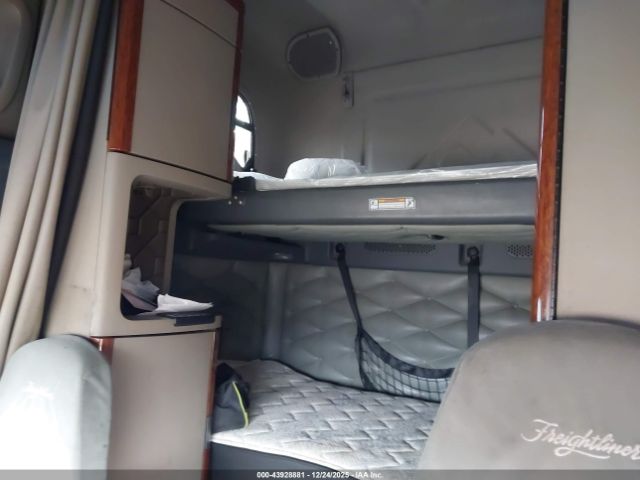 Freightliner Cascadia 113 Image 13